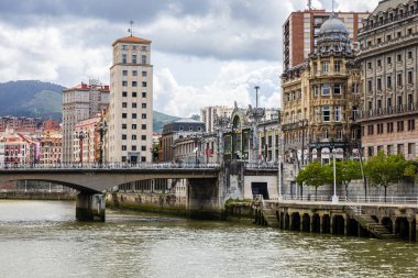 Bilbao: Nervion Nehri, Arenal Köprüsü, Bilbao-Concordia tren istasyonu, Bailen gökdeleni. Bask Ülkesi, İspanya.