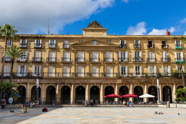 Yeni Meydan (Plaza Nueva veya Plaza Barria), neoklasik tarzda inşa edilmiş binalar. Bilbao, Bask Ülkesi, İspanya.