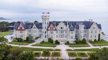 Magdalena Sarayı, eski bir kraliyet sarayı. Etrafı güzel bahçelerle çevrili ve Cantabrian Denizi manzaralı. Eklektik stil ve Fransız tarzı katkılar. Santander, Cantabria, İspanya.