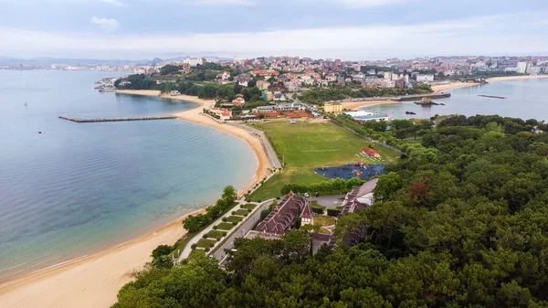 Park, Magdalena Yarımadası 'nın çayır ve plajları Cantabrian Denizi ve Santander ile çevrilidir. Santander, Cantabria, İspanya.