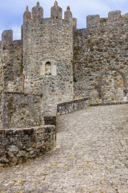 San Vicente de la Barquera 'nın ortaçağ duvarları, Orta Çağ boyunca kulesi ve kapısı olan savunma tahkimatı. Cantabria, İspanya.