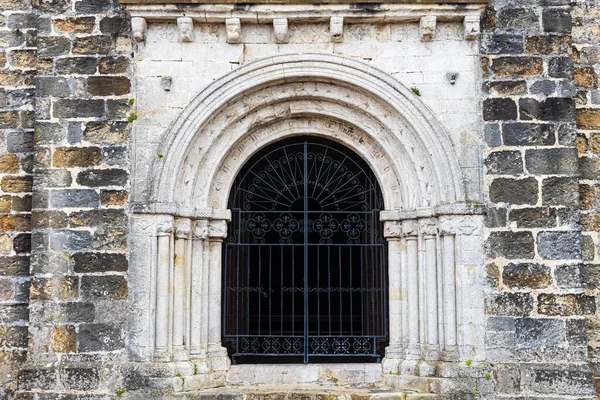 Santa Maria de Los Angeles Kilisesi 'nin girişi, Romanesk ve Gotik stiller. San Vicente de la Barquera, Cantabria, İspanya.