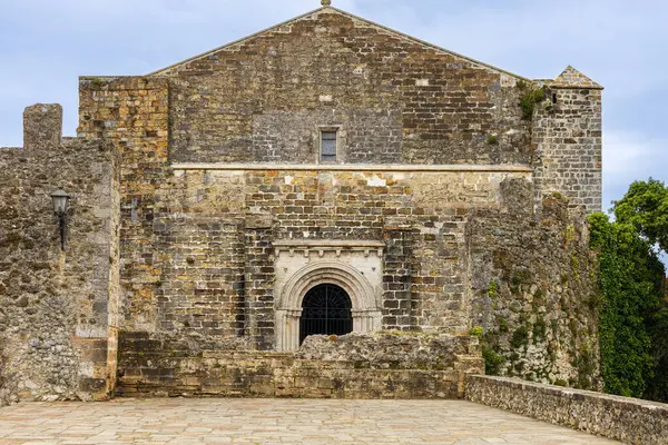 Santa Maria de Los Angeles 'ın dışı, Romanesque ve Gotik taş kilisesi. San Vicente de la Barquera, Cantabria, İspanya.