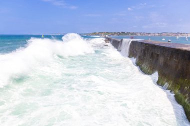 Socoa Dike (Digue de Socoa), önde gelen kıyı savunma bariyeri ve Atlantik Okyanusu dalgaları yükselir ve ona şiddetle çarpar. Ciboure, Fransa.
