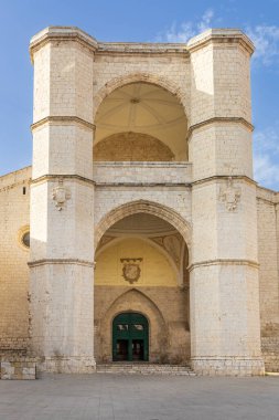 San Benito el Real Manastırı Kilisesi, Benedikt Tarikatı, eski Alcazar Real üzerine dikilmiş, süslü Barok mimarisi ve güçlü kireçtaşı duvarlarıyla. Valladolid, Castilla y Leon, İspanya.