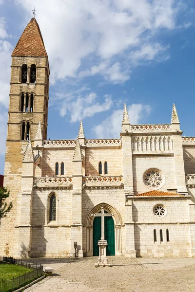 Santa Maria La Antigua Kilisesi 12. yüzyıldan bu yana, Romanesk portico ve ince kulesinin tepesinde fayanslarla kaplı bir ok ve Gotik ve Neo-Gotik binalar ile yükseldi. Valladolid, Castilla y Leon, İspanya.