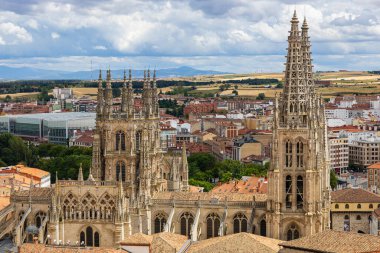 Burgos 'un Aziz Mary Katedrali, Fransız Gotik mimarisi tarzında katolik kilise, tarihin merkezinde. Dünya Mirası Alanı ilan etti. Burgos, İspanya.