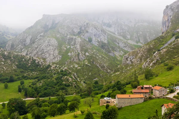 Liebana bölgesindeki Bejes kasabası Picos de Europa dağları ve bulutlarıyla çevrilidir. Cantabria, İspanya.