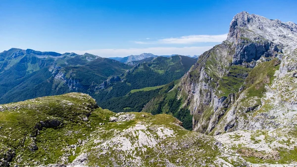 Fuente De tramvayı yakınlarındaki Picos de Europa Ulusal Parkı manzarası. Liebana Bölgesi, Cantabria, İspanya.