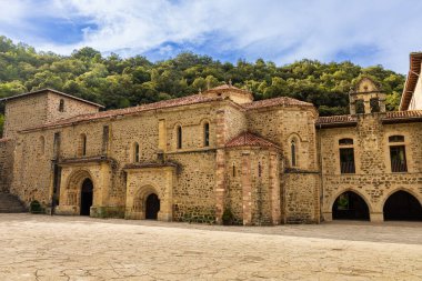Santo Toribio de Libana Manastırı, Roma Katolik Manastırı, Roma tarzı, İspanya 'nın Cantabria kenti Potes yakınlarındaki Liebana bölgesinde yer alır..
