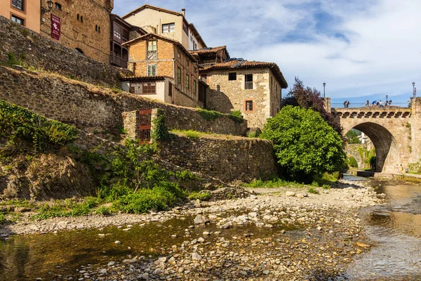 Eski Potes kasabası Quivies nehri ve San Cayetano köprüsünün ortaçağ binası manzarası. Potes, Liebana, Cantabria, İspanya.