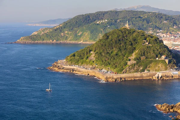 Santa Clara Adası ve Concha Körfezi 'nin akşam manzarası. San Sebastian (Donostia), Gipuzkoa, Bask Ülkesi, Kuzey İspanya.