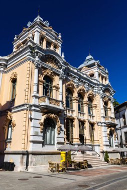 Eski kasabadaki Llanes Kumarhanesi, yeni Hint inşaatının tipik egzotizmi, cephesinde dekoratif unsurlarla modernist ilham kaynağı inşa etmek. Llanes, Asturias, İspanya.