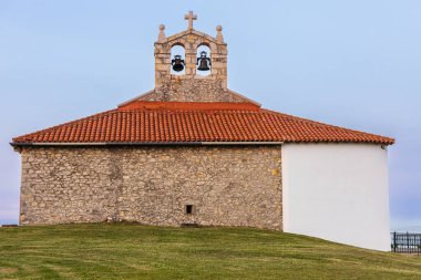 Geleneksel Virgen del Mar kilisesi akşam gökyüzünün arka planına karşı. Virgen del Mar Adası, Santander, Cantabria, İspanya.