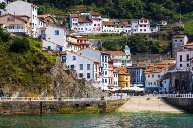 Atlantik Okyanusu kıyısındaki küçük bir balıkçı köyü manzarası. Suya inin, ana meydan, kırmızı kiremit çatılı beyaz evler. Cudillero, Asturias, İspanya.