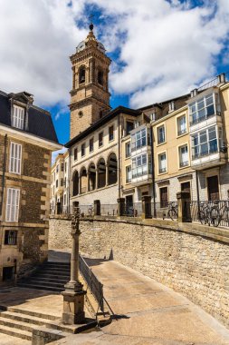 Eski kasabaya çıkan dolambaçlı bir cadde ve San Vicente Martir Kilisesi. Vitoria-Gasteiz, Bask Ülkesi, Alava, Kuzey İspanya.