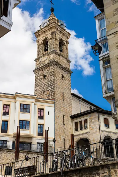 15. ve 16. yüzyıllardan kalma geç dönem Gotik bir bina olan San Vicente Martir Kilisesi eski evlerle çevrili. Vitoria-Gasteiz, Bask Ülkesi, Alava, Kuzey İspanya.