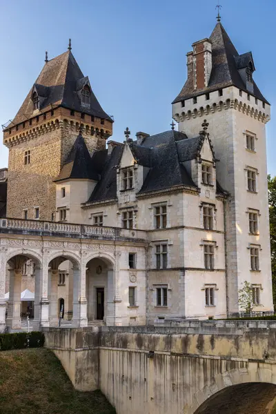 Chateau de Pau, askeri bir yapı ve tipik güçlendirilmiş bir kale, tarihi anıt ve Ulusal Müze. Pau, Pireneler-Atlantikler, Fransa.