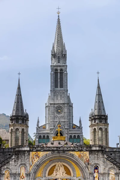 Meryem Ana 'nın Bazilikası' nın ana cephesi, Roma Katolik kilisesi ve Lourdes Leydisinin Sığınağı 'ndaki küçük bazilika, Neo-Bizans tarzında. Lourdes, Fransa.