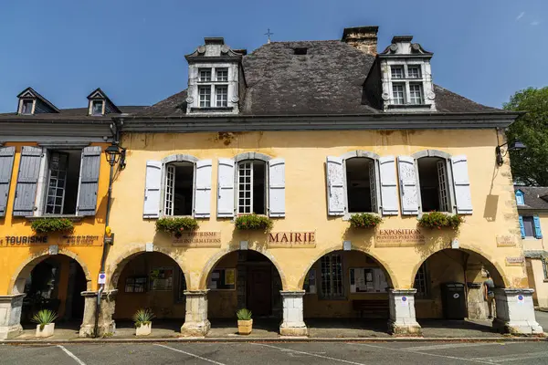 Belediye Binası (Mairie), 17. yüzyılın görkemli tavan arasında pencereleri olan eski geleneksel bir bina. Saint-Pe-de-Bigorre, Hautes-Pyrenees, Occitania, Fransa.