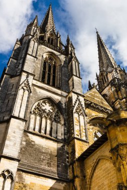 Sainte-Marie Katedrali 'nin yükselen kulelerine karşı mavi gökyüzü ve beyaz bulutlar. Bayonne, Pirenes-Atlantik, Fransa.