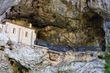 Kutsal Covadonga Mağarası, Katolik mabedi. Covadonga, Asturias, İspanya.