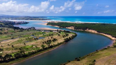 Pas Nehri, ağzı, Liencres Dunes Doğal Parkı, ve Liencres, Cantabria, İspanya 'daki Abra del Pas bakış açısından görülen Atlantik Okyanusu..