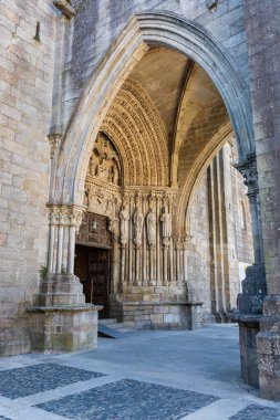 Heykel grubuyla Gotik ön kapı. Tui Saint Mary Katedrali, Roma Katolik Kilisesi. Tui, Pontevedra, Galiçya, İspanya.
