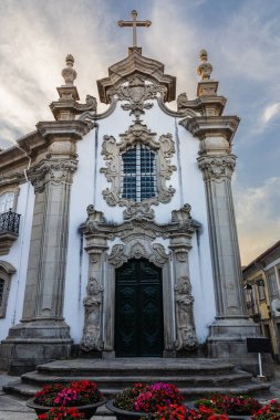 Portekiz Barok mimarisinin bir örneği olan geleneksel Malheiras Şapeli 'nin cephesi, günbatımı gökyüzünün arka planına karşı. Viana do Castelo, Portekiz.