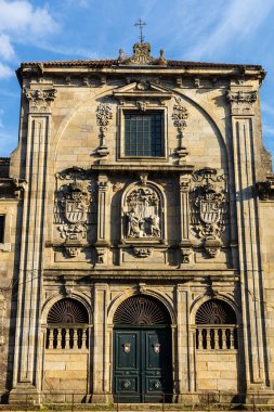Kutsanmış Bakire Meryem 'in manastırı. Duvarları pürüzsüz, pencereleri açık, barok tarzda. Santiago de Compostela, Galiçya, İspanya.