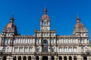 La Coruna belediye sarayı, belediye meclisi binası, dekoratif faade ile modernist bina. La Coruna, Galiçya, İspanya.