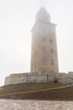 Herkül Kulesi yoğun sis altında. Birinci yüzyılın sonundan bu yana dünyanın en eski ve tek Roma deniz feneri. La Coruna, Galiçya, İspanya.