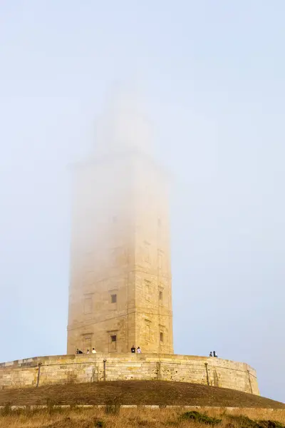 Herkül Kulesi yoğun sis altında. Birinci yüzyılın sonundan bu yana dünyanın en eski ve tek Roma deniz feneri. La Coruna, Galiçya, İspanya.