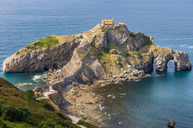 Güneşli San Juan de Gaztelugatxe adasının manzarası. Bask Ülkesi, Biscay, İspanya.