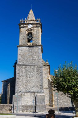17. yüzyılın şafağında inşa edilen San Pedro kilisesinin rönesans kulesi. Güneşli bir gün. Noja, Cantabria, İspanya.