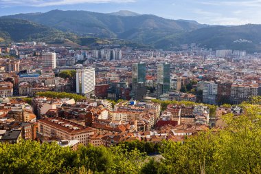 Bilbao şehir merkezinin yukarıdan görünüşü, etrafındaki dağların sisle örtülmüş olması. Bilbao, Bask Ülkesi, İspanya.
