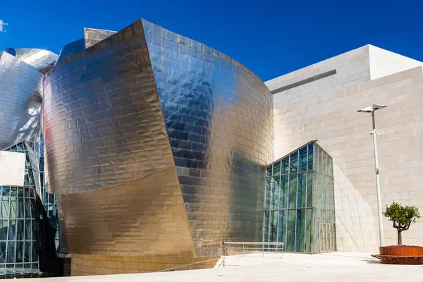 Zewnątrz Muzeum Guggenheima Awangardową Architekturą Charakteryzującą Się Płynnymi Krzywymi Gładkimi Zdjęcia Stockowe bez tantiem
