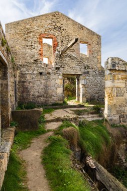 Arroyo de la Presa 'nın sularını toplayan terk edilmiş eski bir hidrolik fabrikasının kalıntıları. El Bolao, Cantabria, İspanya.