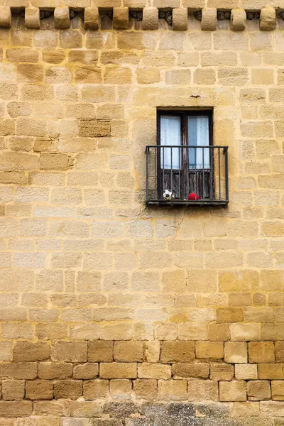 Eski ortaçağ sarı kale duvarının üzerinde iki eski top bulunan ıssız küçük bir balkon var. Laguardia, Alava, Bask Ülkesi, İspanya.