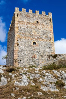 San Vicente de Arugeso Kalesi, bir tepenin üstündeki ortaçağ tahkimatı. Hermandad de Campoo de Suso belediyesi bölgesi, Güney Cantabria, İspanya.