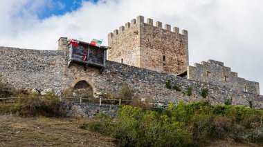 San Vicente de Argueso Kalesi, bir tepenin üstünde ortaçağ tahkimatı. Hermandad de Campoo de Suso belediyesi bölgesi, Güney Cantabria, İspanya.