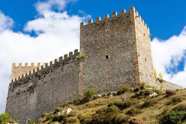 San Vicente de Argueso Kalesi, bir tepenin üstünde ortaçağ tahkimatı. Hermandad de Campoo de Suso belediyesi bölgesi, Güney Cantabria, İspanya.