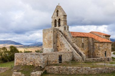 Santa Maria Kilisesi, antik Roma şehrinin kalıntılarında bulunan ve 12. yüzyıla dayanan bir Hıristiyan Katolik tapınağı. Retortillo, Cantabria, İspanya.