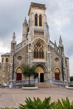 Saint Eugenie Kilisesi, Port Vieux 'ya bakan gri taştan neo-gotik bir kilise. Biarritz, Pireneler-Atlantikler, Fransa.