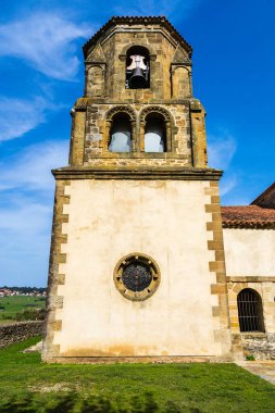 Santa Maria Kilisesi, 12. yüzyılda Ajo yolundan saparak kurulan eski bir Roma binası. Bareyo, Cantabria, İspanya.