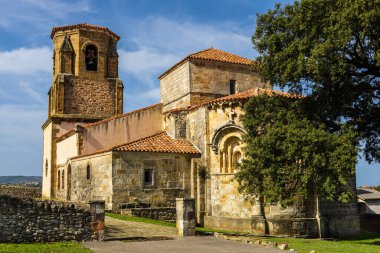 Santa Maria Kilisesi, 12. yüzyılda Ajo yolundan saparak kurulan eski bir Roma binası. Bareyo, Cantabria, İspanya.