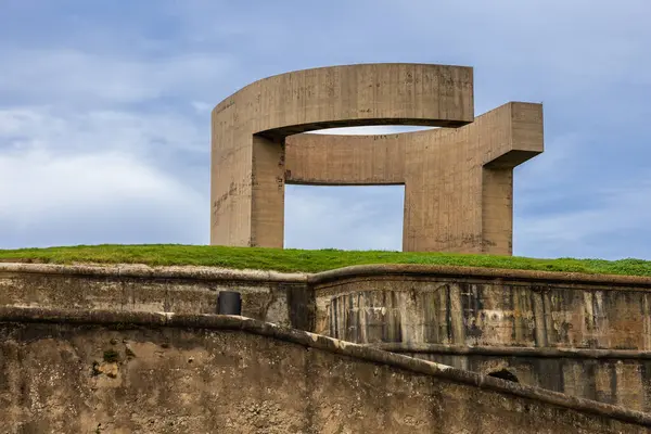 Horizon 'a Övgü' de, beton bir heykel şehrin bir sembolü olarak kabul edilir. Santa Catalina tepesinde bir park ve eski bir kaleyle çevrilidir. Gijon, Asturias, İspanya.