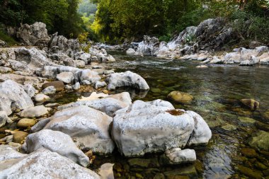 İspanya, Cantabria 'da Puente Viesgo yakınlarında Pas Nehri kıyısında beyaz taş oluşumları.