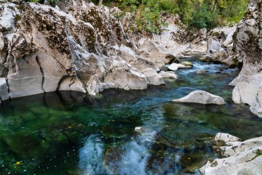 İspanya, Cantabria 'da Puente Viesgo yakınlarında Pas Nehri kıyısında beyaz taş oluşumları.