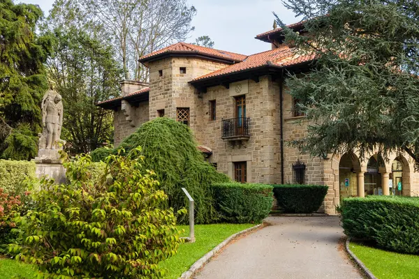 Puente Viesgo Belediye Binası önünde yeşillik olan küçük bir park ve Teğmen Fuentes-Pila anıtı. Puente Viesgo, Cantabria, İspanya.
